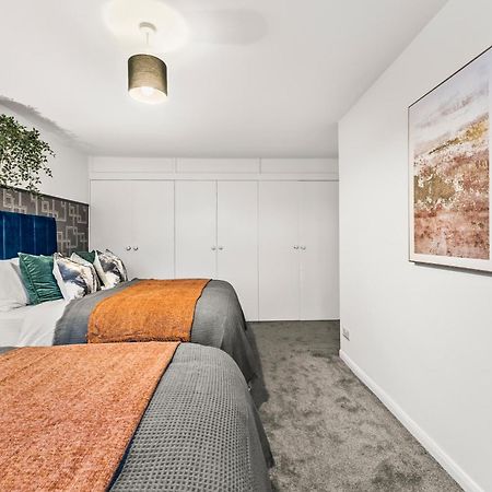 Elegant Retreat In Cheltenham - Garden & Parking Included Exterior photo