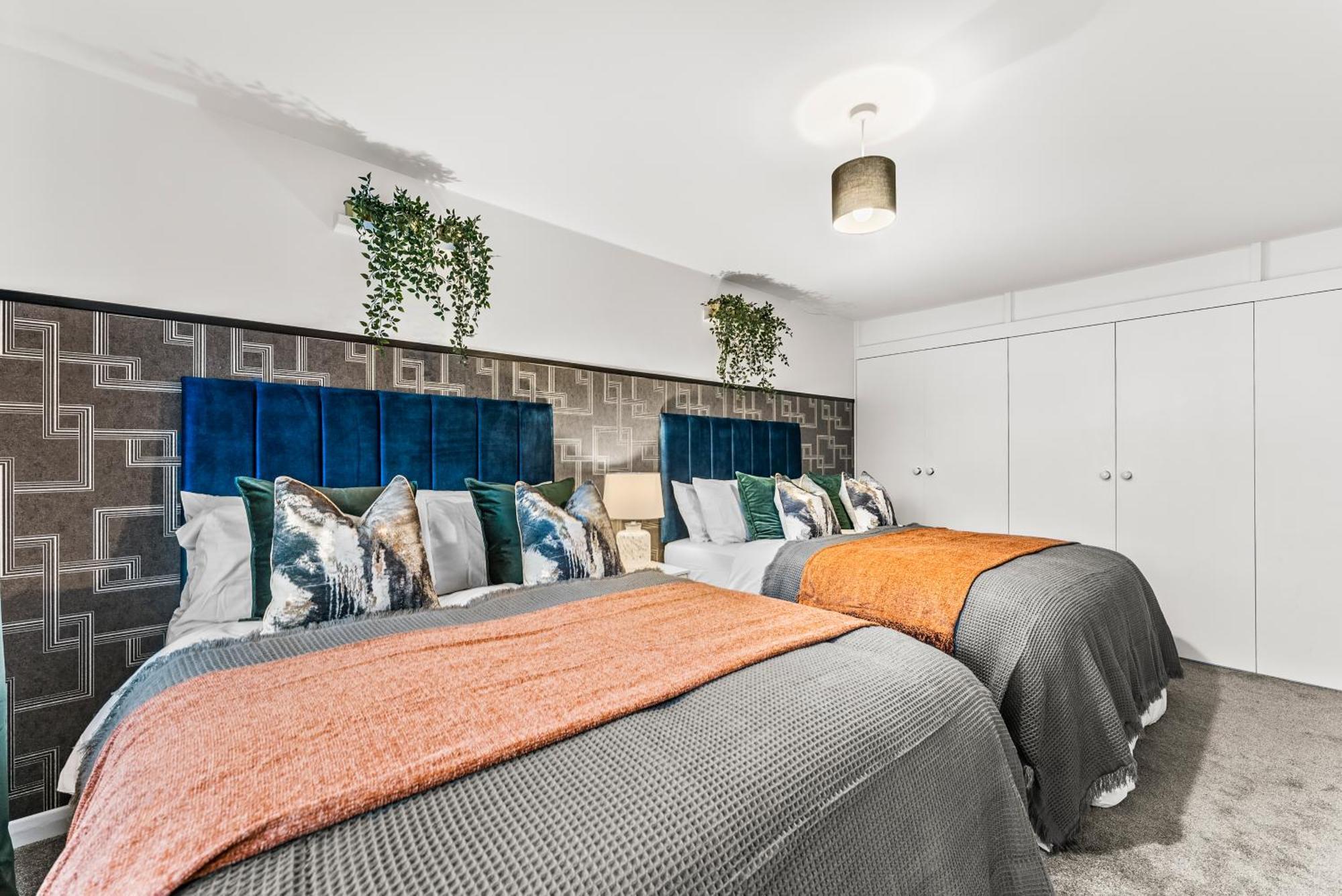 Elegant Retreat In Cheltenham - Garden & Parking Included Exterior photo