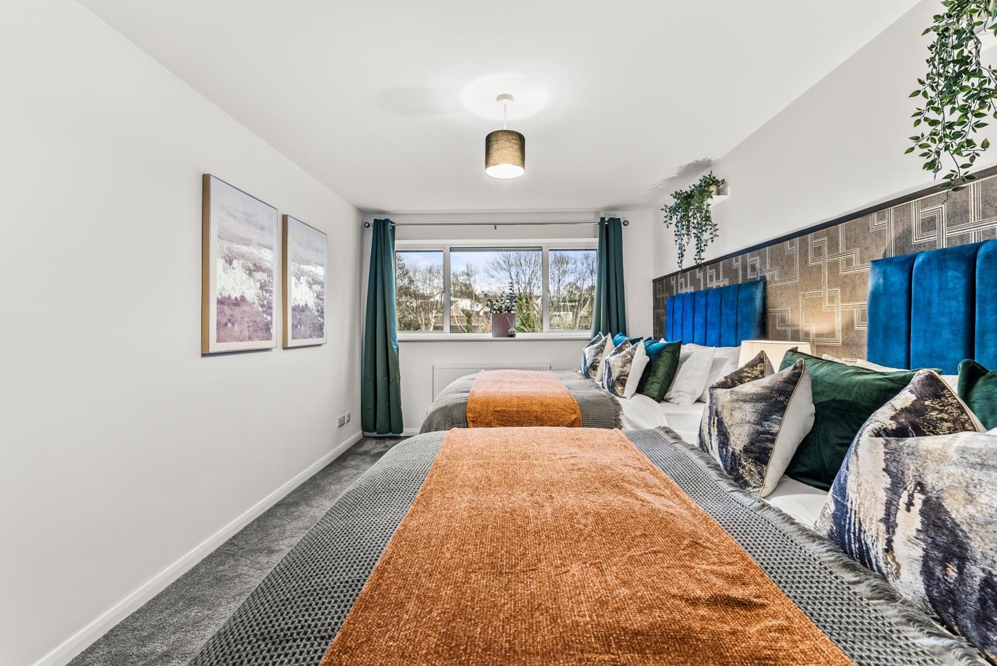 Elegant Retreat In Cheltenham - Garden & Parking Included Exterior photo